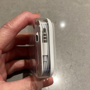 Apple White Wited EarPods with Remote and Mic NWT